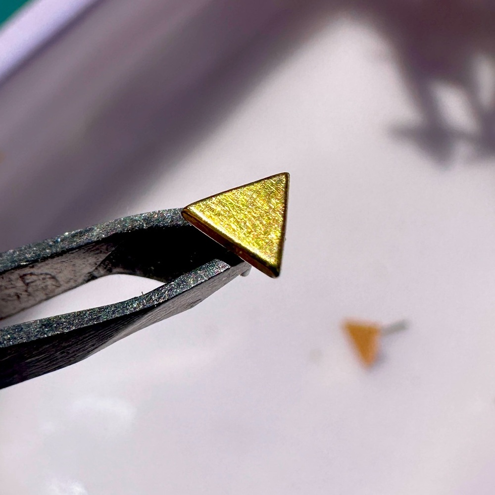 BVLA yellow Gold Triangle threadless end for body piercing